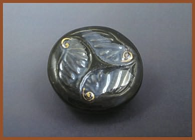 Tri Leaf - Black with Mother of Pearl